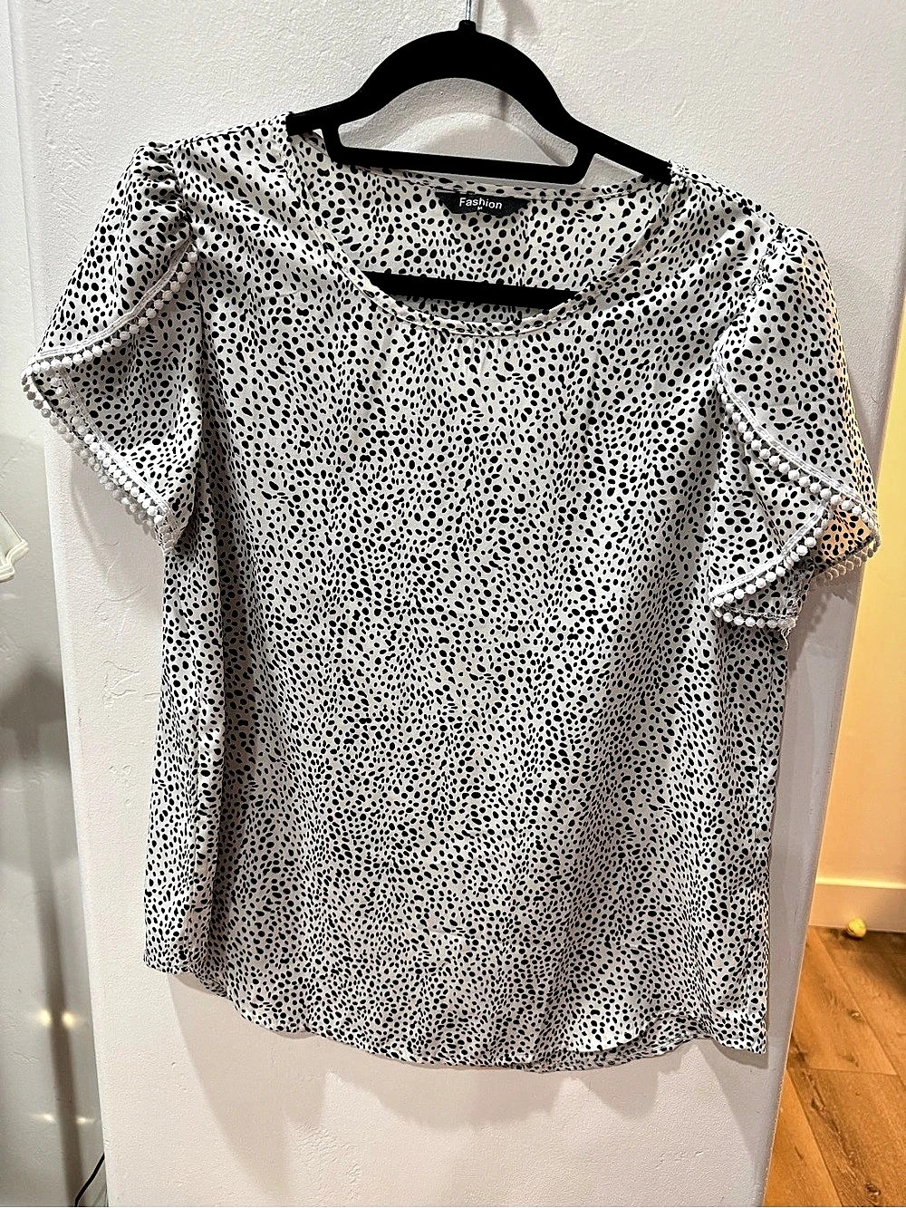 Fashion Animal Print Blouse in White & Black Size Medium Like New